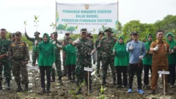 Dandim 0827 Sumenep Letkol Inf Citra Persada bersama peserta menanam mangrove di Pantai Kundang Wetan Saronggi