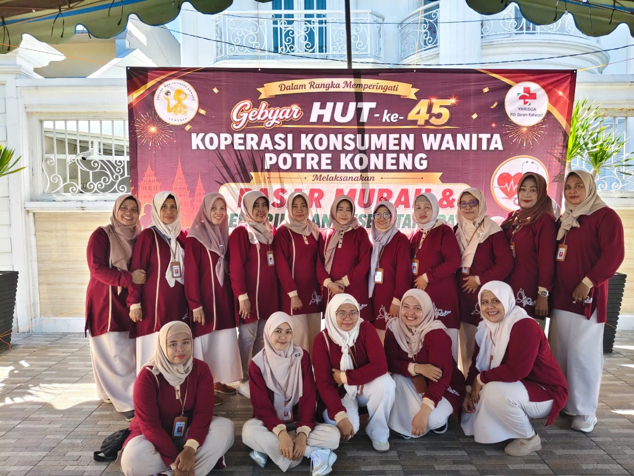 Pasar murah Koperasi Wanita Potre Koneng di Sumenep saat HUT ke-45