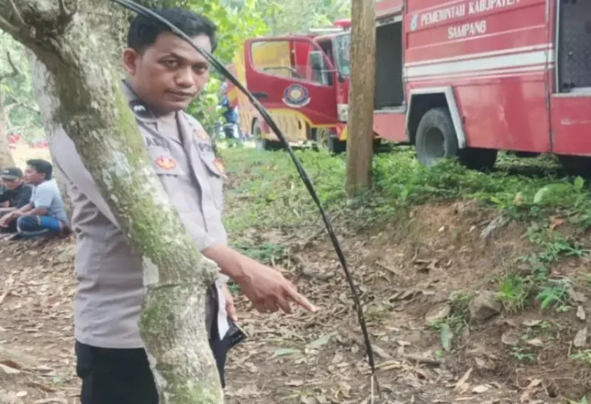 Petugas damkar memadamkan kebakaran dua rumah warga di Desa Kanjer Sampang akibat dugaan korsleting listrik