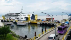 Penumpang dan kendaraan memadati layanan feri ASDP di Pelabuhan Merak saat libur panjang 2026