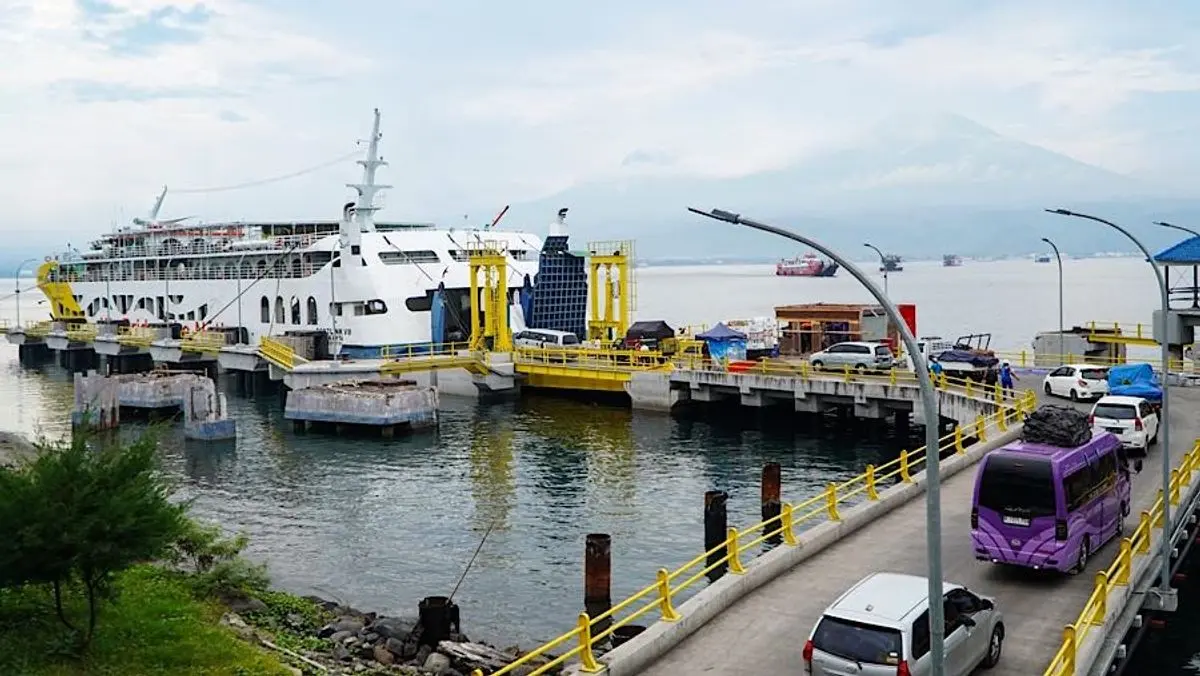 Penumpang dan kendaraan memadati layanan feri ASDP di Pelabuhan Merak saat libur panjang 2026