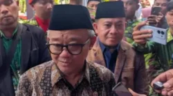 Abdul Mu’ti meninjau SDN Kajuanak 4 Bangkalan rusak parah siswa belajar di rumah warga
