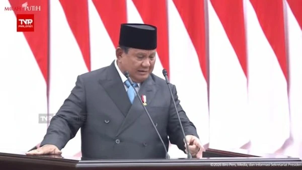 Prabowo Subianto mencari kopi saat pidato rapat paripurna DPR RI di Jakarta