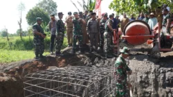 Mayjen TNI Rudy Saladin saat meninjau pembangunan Jembatan Perintis Garuda di Ambunten Sumenep