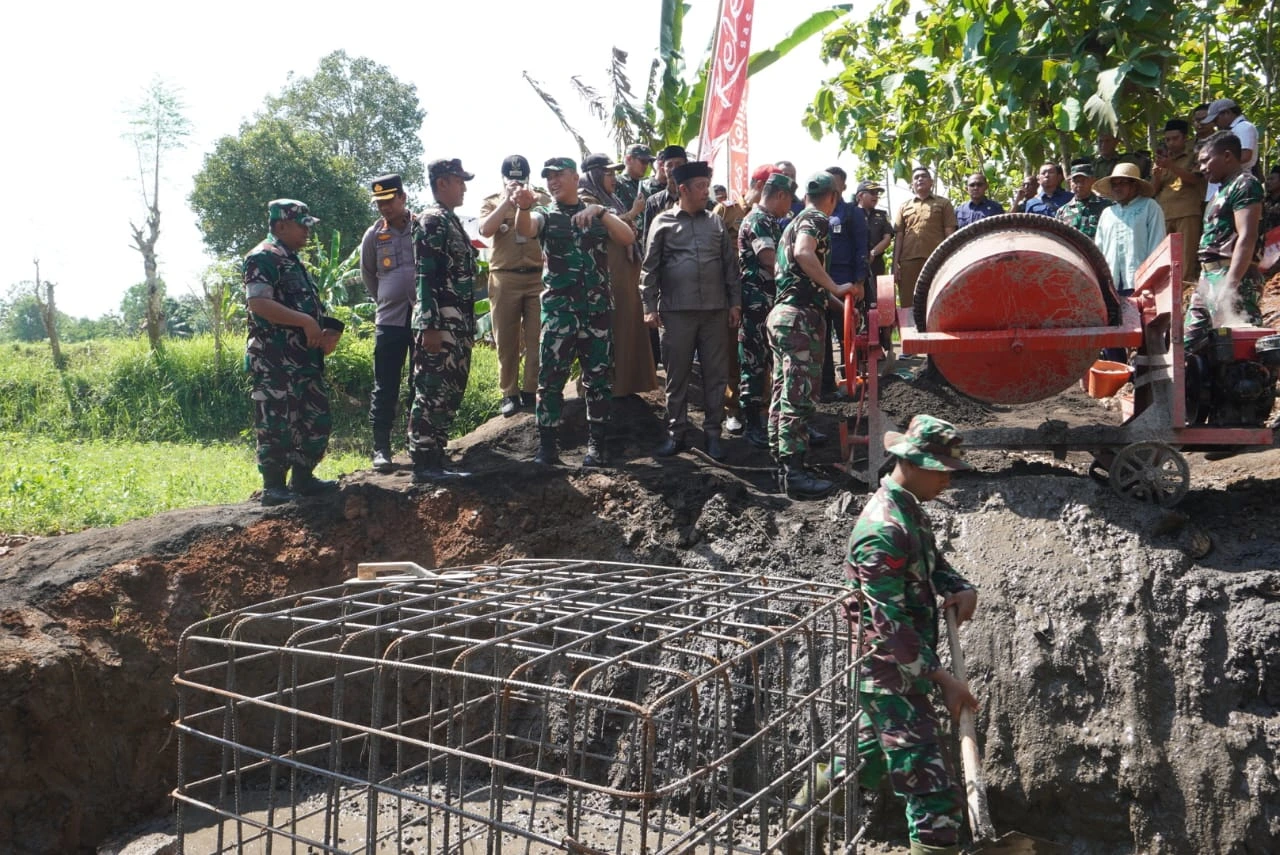 Mayjen TNI Rudy Saladin saat meninjau pembangunan Jembatan Perintis Garuda di Ambunten Sumenep