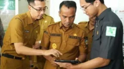 Bupati Bangkalan Lukman Hakim meluncurkan hotline pengaduan puskesmas untuk memperbaiki layanan kesehatan masyarakat.