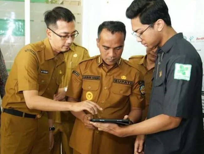 Bupati Bangkalan Lukman Hakim meluncurkan hotline pengaduan puskesmas untuk memperbaiki layanan kesehatan masyarakat.