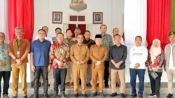 Bupati Bangkalan Lukman Hakim membahas pengembangan kota baru Kamal bersama PT SMI Pemkab Bangkalan Gandeng PT SMI Bangun Kota Baru di Kamal, Dongkrak Ekonomi Madura