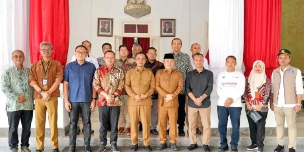 Bupati Bangkalan Lukman Hakim membahas pengembangan kota baru Kamal bersama PT SMI Pemkab Bangkalan Gandeng PT SMI Bangun Kota Baru di Kamal, Dongkrak Ekonomi Madura