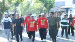 Wakil Bupati Sumenep KH Imam Hasyim saat menghadiri Jalan Sehat Hardiknas 2026 bersama ribuan peserta di Kantor Bupati Sumenep