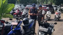 Petugas Bapenda Serang cek kendaraan ASN menunggak pajak di kawasan pusat pemerintahan