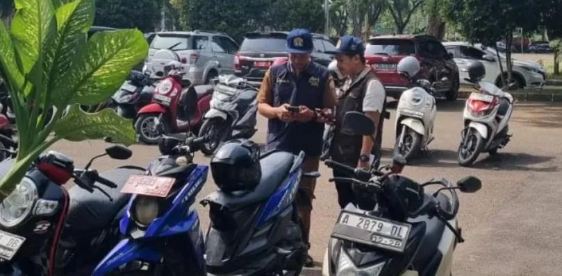 Petugas Bapenda Serang cek kendaraan ASN menunggak pajak di kawasan pusat pemerintahan