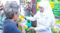 Khofifah meninjau pasar murah Pemprov Jatim di Kecamatan Dander Bojonegoro