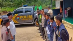 Polisi melakukan olah TKP penemuan pemuda meninggal dunia di Desa Komis Sampang