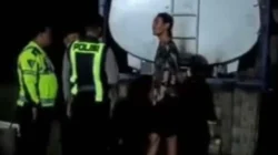 Polisi dan damkar bersihkan tumpahan solar di Arosbaya Bangkalan akibat truk bocor picu kecelakaan