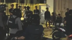 Patroli Polres Pamekasan mengamankan motor pelanggar saat malam takbiran Iduladha 1447 H