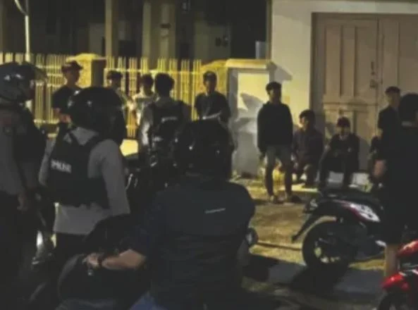 Patroli Polres Pamekasan mengamankan motor pelanggar saat malam takbiran Iduladha 1447 H