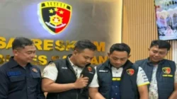 Polres Sampang menyelidiki dugaan penyebaran video asusila di Omben.Polisi memeriksa empat saksi dan mendalami barang bukti digital.
