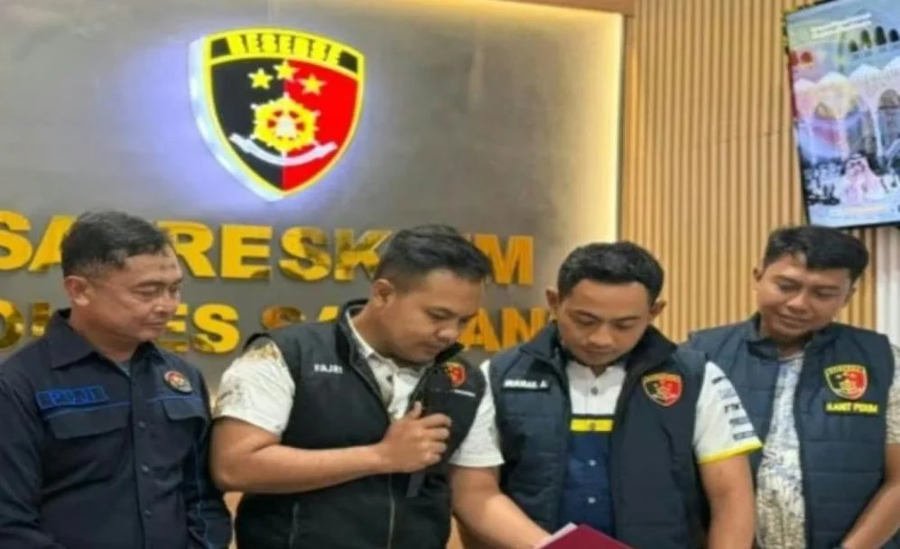 Polres Sampang menyelidiki dugaan penyebaran video asusila di Omben.Polisi memeriksa empat saksi dan mendalami barang bukti digital.
