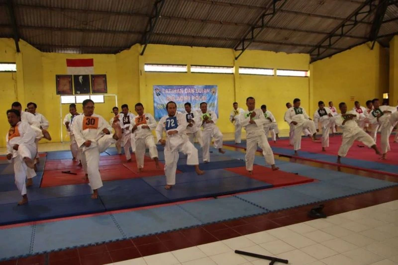 Anggota Polres Sumenep mengikuti latihan dan ujian Bela Diri Polri sebagai syarat UKP periode Juli 2026 di GOR A. Yani