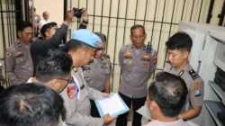 Pemeriksaan senjata api dinas oleh Polda Jatim di Polres Sumenep untuk memastikan keamanan dan kepatuhan SOP
