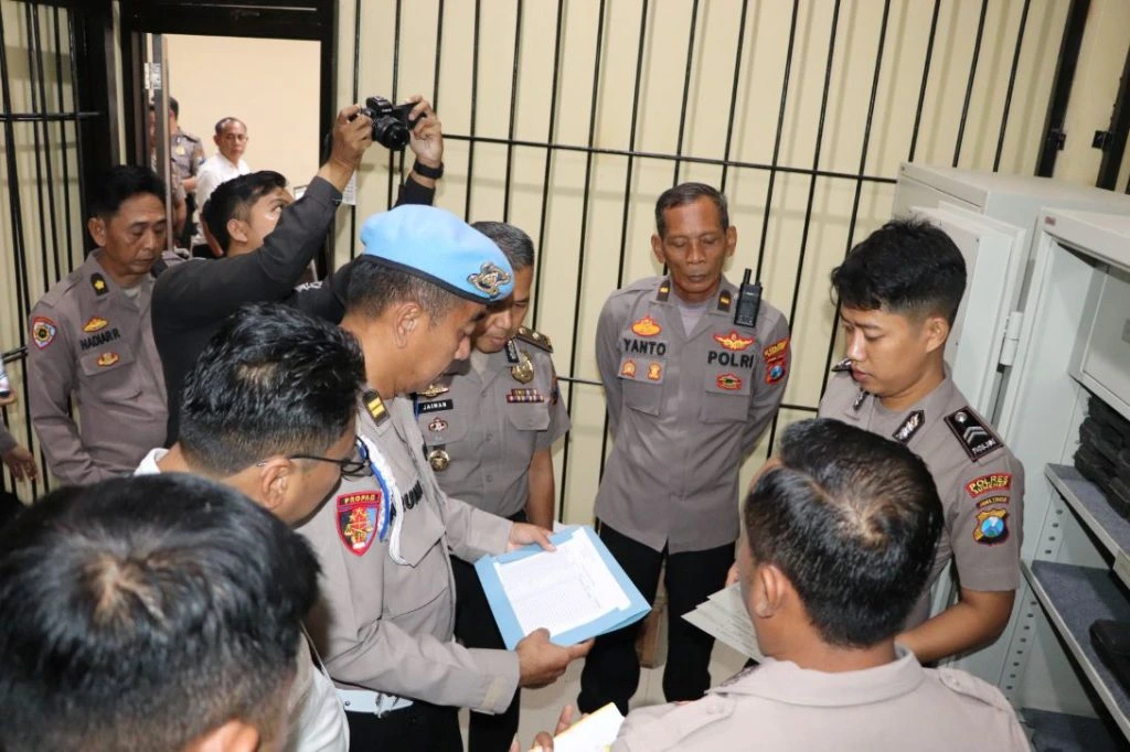Pemeriksaan senjata api dinas oleh Polda Jatim di Polres Sumenep untuk memastikan keamanan dan kepatuhan SOP