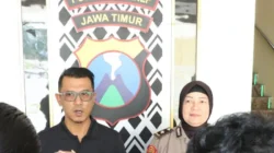 Kapolres Sumenep menunjukkan tersangka kasus pencabulan terhadap anak di bawah umur yang ditangkap setelah melarikan diri ke Cirebon