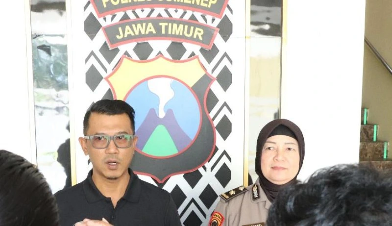 Kapolres Sumenep menunjukkan tersangka kasus pencabulan terhadap anak di bawah umur yang ditangkap setelah melarikan diri ke Cirebon