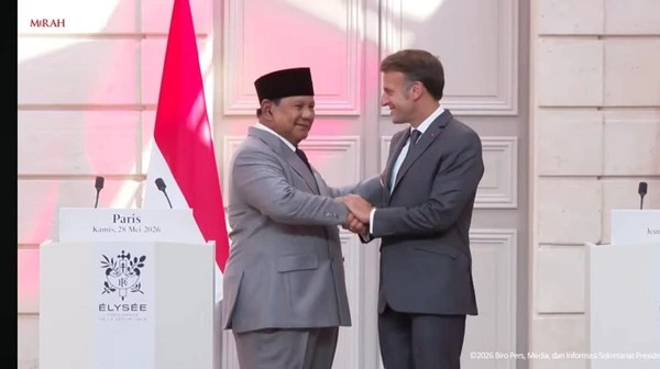 Prabowo Subianto dan Emmanuel Macron saat pertemuan bilateral di Istana Élysée Paris