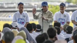 Presiden Prabowo Subianto menghadiri panen raya udang di Kebumen dan menyampaikan capaian swasembada pangan Indonesia