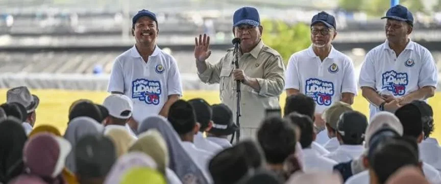 Presiden Prabowo Subianto menghadiri panen raya udang di Kebumen dan menyampaikan capaian swasembada pangan Indonesia