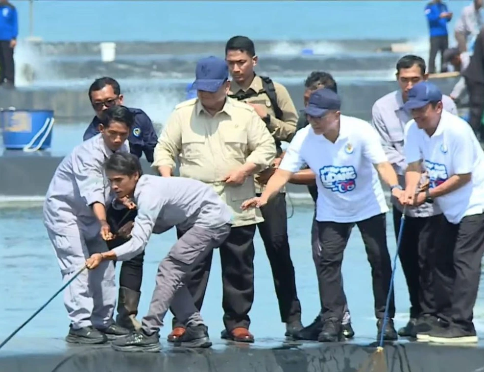 Prabowo Subianto mengikuti panen raya udang di Tambak Budidaya Udang Berbasis Kawasan Kebumen Jawa Tengah 2026