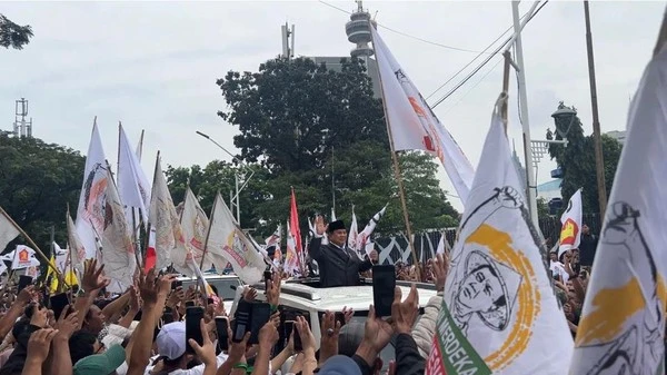 Presiden Prabowo Subianto melambaikan tangan kepada massa aksi damai di depan Gedung DPR MPR Jakarta