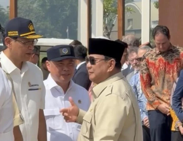 Presiden Prabowo Subianto menanyakan kondisi dolar AS kepada Menkeu Purbaya Yudhi Sadewa di Halim Perdanakusuma