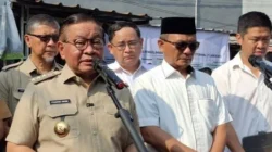 Pramono Anung melihat proses pengolahan sampah organik di Pasar Kramat Jati Jakarta Timur