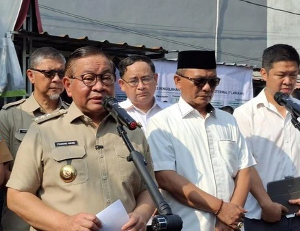 Pramono Anung melihat proses pengolahan sampah organik di Pasar Kramat Jati Jakarta Timur