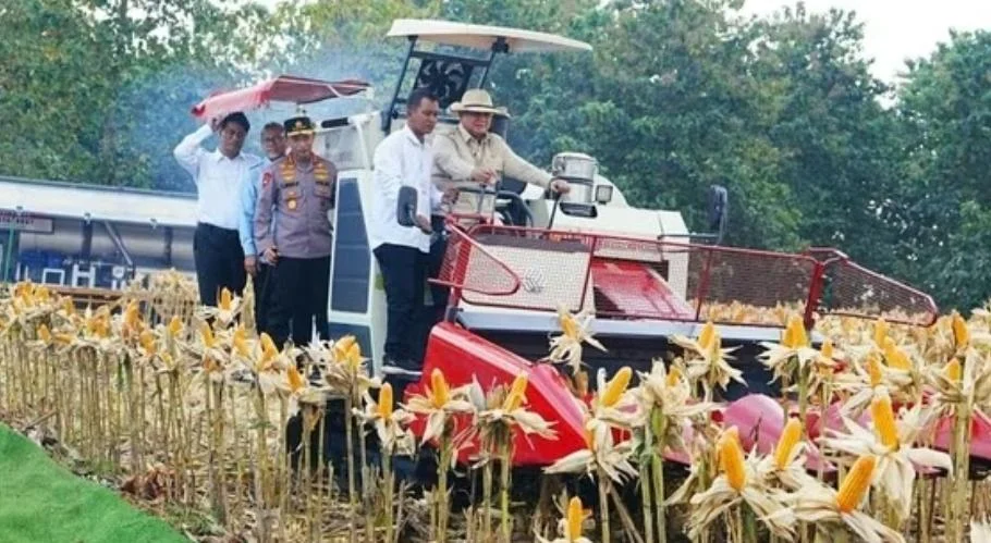 Presiden Prabowo Subianto menghadiri panen raya jagung di Tuban Jawa Timur