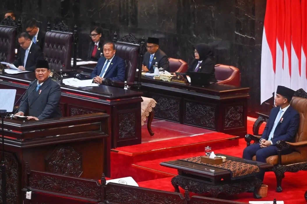 Presiden Prabowo Subianto didampingi Wapres Gibran Rakabuming Raka menyampaikan pidato dalam Rapat Paripurna ke-19 DPR RI Masa Persidangan V Tahun Sidang 2025-2026 di kompleks Parlemen, Jakarta