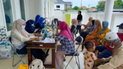 Petugas Puskesmas Pamolokan melakukan skrining Tuberkulosis atau TBC kepada warga Desa Paberasan Kabupaten Sumenep