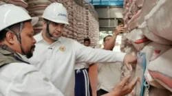 Rajiv meninjau stok beras Bulog Bandung di gudang Cimahi dan Cisaranten Kidul Rajiv Dorong Bulog Bandung Percepat Distribusi, Stok Beras Capai 29.754 Ton