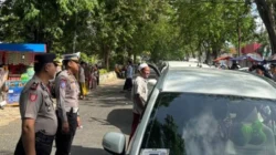 Petugas Satlantas Polres Sumenep mengatur lalu lintas saat keberangkatan jemaah haji Kloter 78 di GOR Pangligur