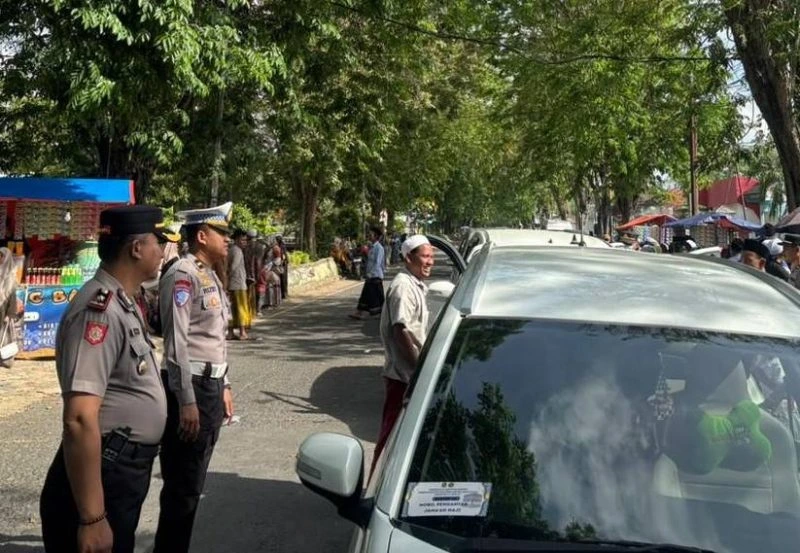Petugas Satlantas Polres Sumenep mengatur lalu lintas saat keberangkatan jemaah haji Kloter 78 di GOR Pangligur