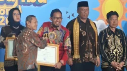 Bupati Sumenep Achmad Fauzi Wongsojudo menerima Penghargaan Revitalisasi Bahasa Daerah 2026 dari Kemendikdasmen di Depok
