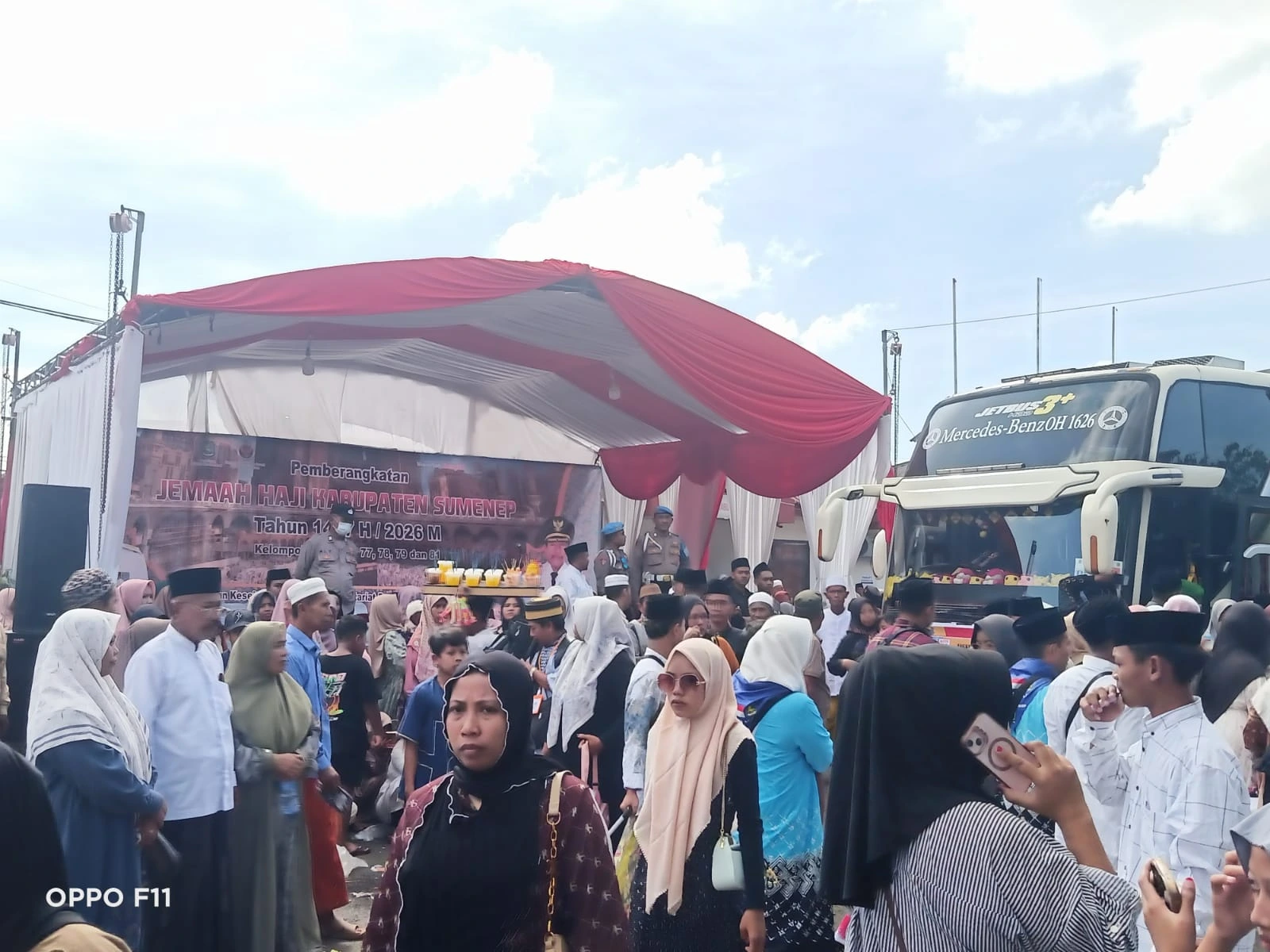 Suasana haru keluarga saat melepas keberangkatan jemaah haji Sumenep menuju Embarkasi Surabaya