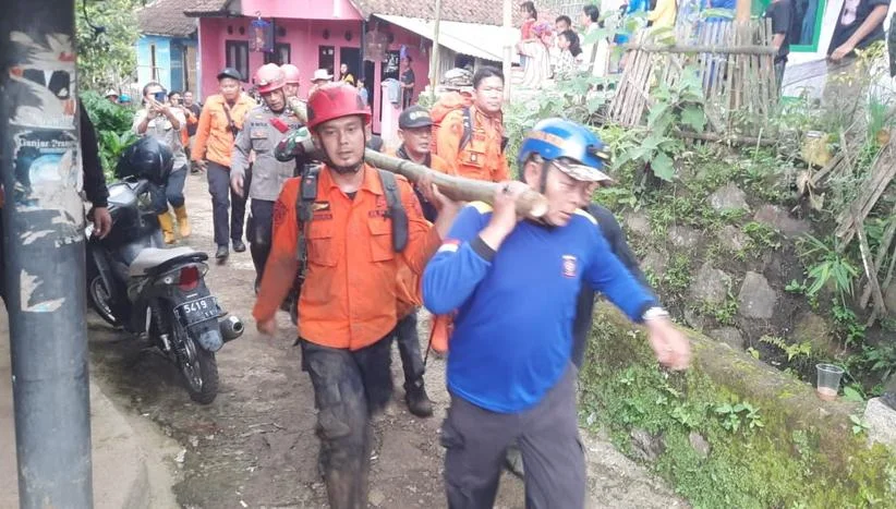 Tim SAR gabungan melakukan evakuasi korban longsor di Curug Cileat Subang
