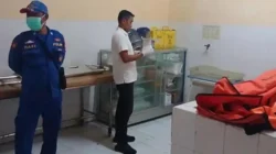 Tim SAR gabungan mengevakuasi jenazah nelayan asal Pulau Mandangin yang ditemukan di perairan Sreseh, Kabupaten Sampang.