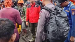 Tim SAR gabungan mengevakuasi korban erupsi Gunung Dukono di Halmahera Utara Maluku Utara