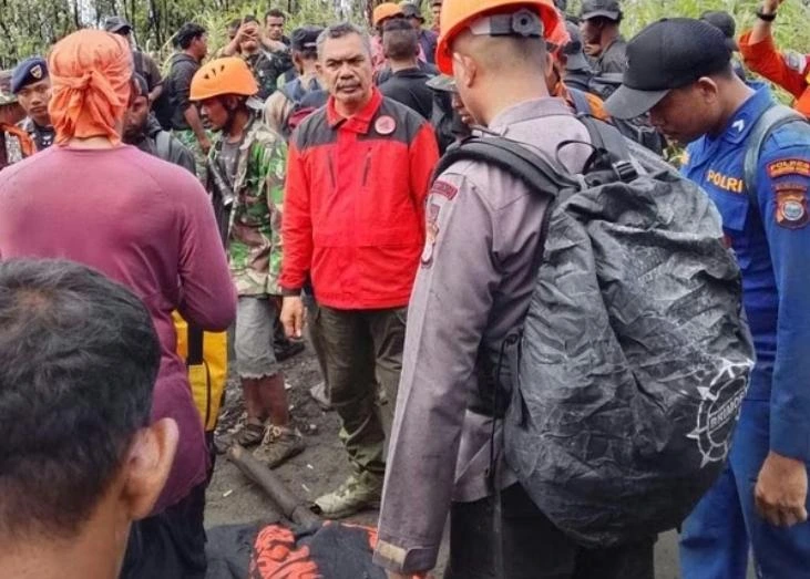 Tim SAR gabungan mengevakuasi korban erupsi Gunung Dukono di Halmahera Utara Maluku Utara