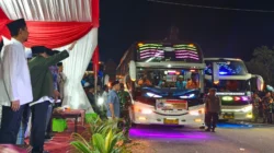 Wabup Sumenep KH Imam Hasyim saat melepas keberangkatan jemaah haji Kabupaten Sumenep 2026 di GOR Pangligur