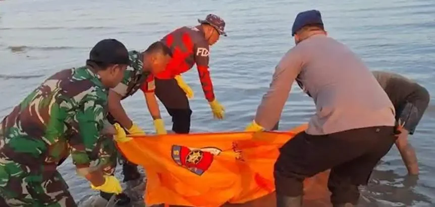 Evakuasi jasad perempuan tanpa identitas di pesisir Kamal Bangkalan oleh petugas gabungan